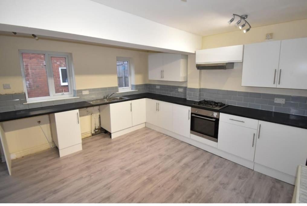 Cheerful 2-Bedroom Home With Off Street Parking Blackpool Exterior photo