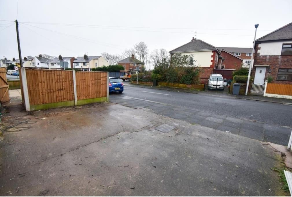 Cheerful 2-Bedroom Home With Off Street Parking Blackpool Exterior photo