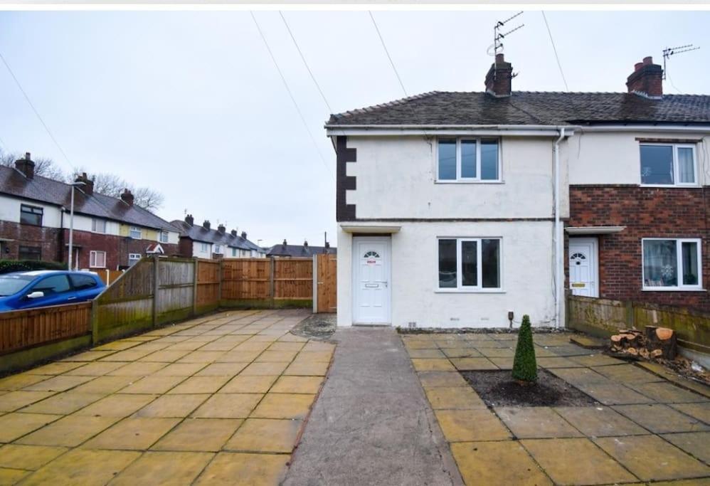 Cheerful 2-Bedroom Home With Off Street Parking Blackpool Exterior photo